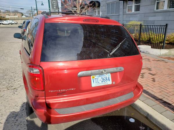 2005 Chrysler Town & Country for sale in Mineola, NY – photo 4