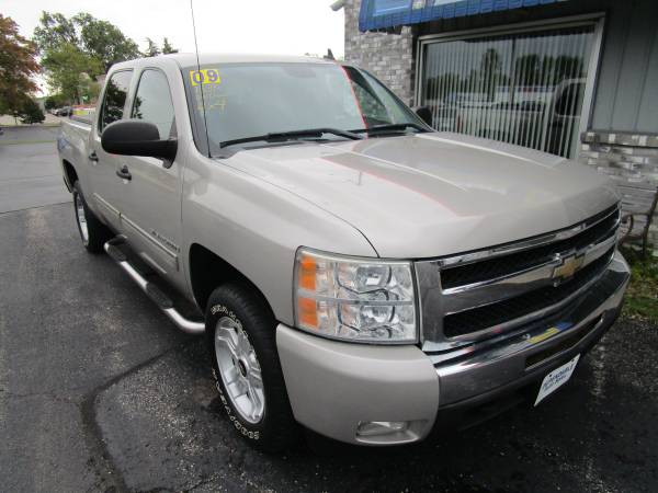 2009 CHEVY SILVERADO 1500 LT CREWCAB 4X4 - ONE OWNER, CLEAN, NICE!! for sale in Appleton, WI