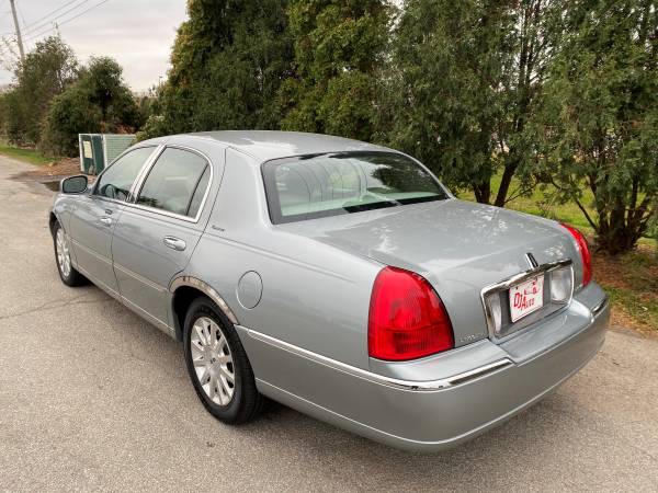 ONLY 105,000 MILES! 2006 LINCOLN TOWN CAR SIGNATURE SERIES LEATHER -... for sale in Cedar Rapids, IA – photo 4