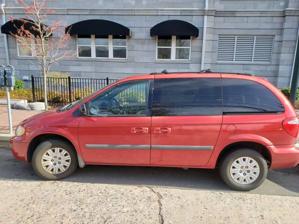 2005 Chrysler Town & Country for sale in Mineola, NY – photo 2