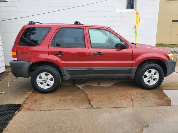2007 Ford Escape 2WD Runs Great - cars & trucks - by dealer -... for sale in Highland, IL – photo 2