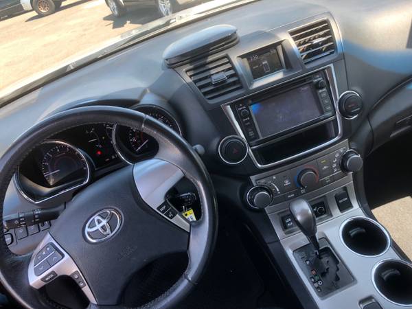 13' Toyota Highlander SE, 4WD, Auto, Leather, Sunroof, Third Row for sale in Visalia, CA – photo 2