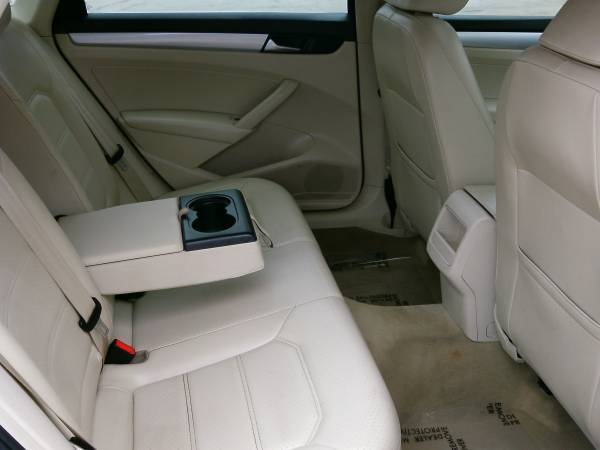 2012 Volkswagen Passat TDI SE-Heated Leather! Nav! Sunroof! - cars & for sale in Silvis, IA – photo 10