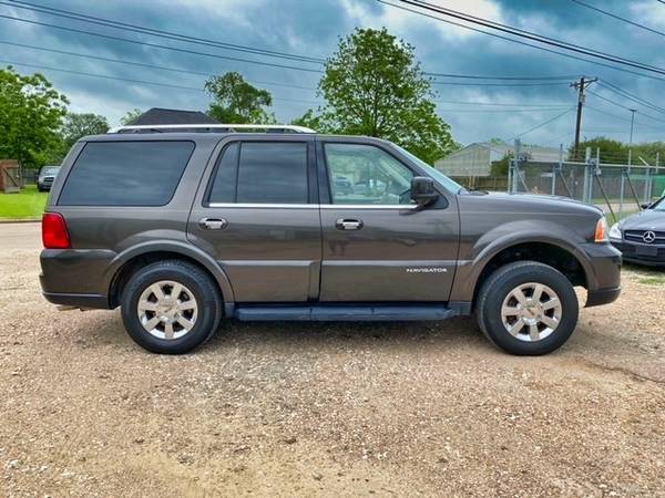 2006 Lincoln Navigator Luxury 3rd Row Seat Clean Carfax and Free for sale in Angleton, TX – photo 4