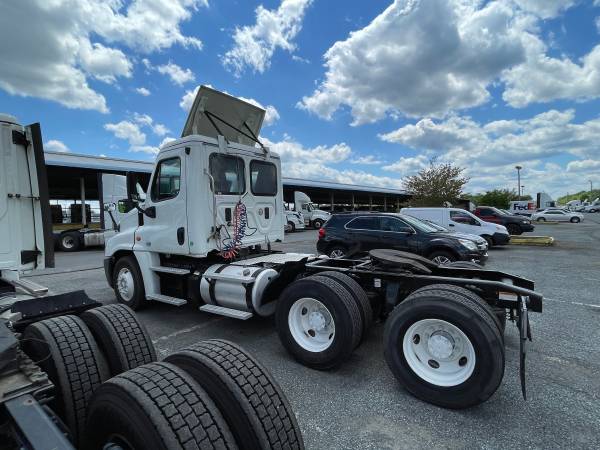 LOW Mileage - 2015 Freightliner Day Cab for sale in Charlotte, NC – photo 3