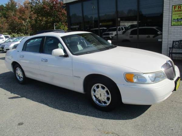 2000 Lincoln Town Car - cars & trucks - by dealer - vehicle... for sale in Dracut, MA – photo 2