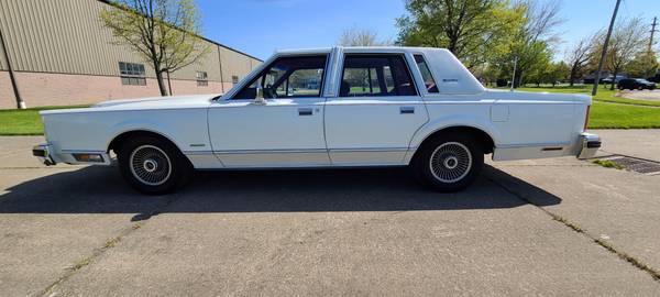 1982 Lincoln Town Car - - by dealer - vehicle for sale in EUCLID, OH – photo 2