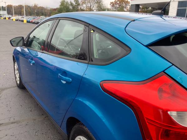 Clean Carfax! 2012 Ford Focus SE! Reliable! - cars & trucks - by... for sale in Ortonville, MI – photo 11
