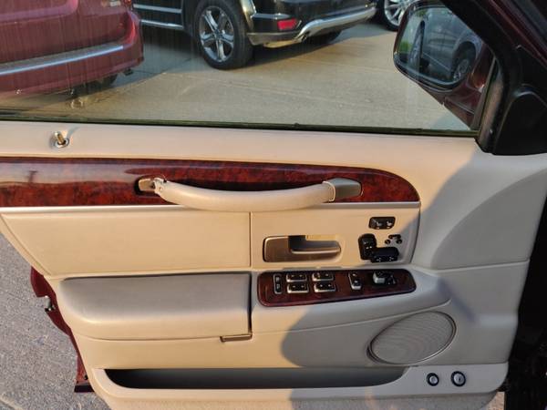 2006 LINCOLN TOWN CAR SIGNATURE LIMITED - cars & trucks - by dealer... for sale in Cedar Rapids, IA – photo 3