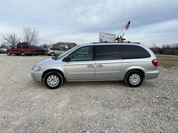 2006 CHRYSLER TOWN AND COUNTRY LX - - by dealer for sale in New Bloomfield, MO – photo 2
