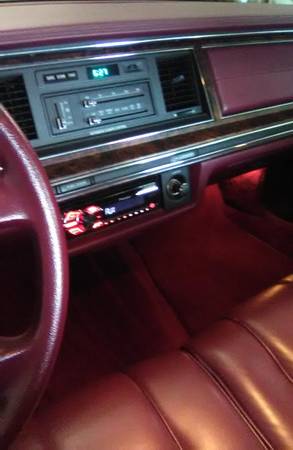 LINCOLN TOWN CAR...LIKE NEW CONDITION - cars & trucks - by owner -... for sale in Prospect, KY – photo 5