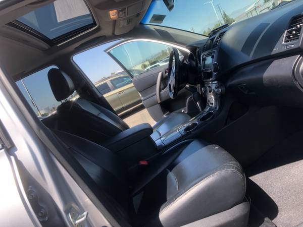 13' Toyota Highlander SE, 4WD, Auto, Leather, Sunroof, Third Row for sale in Visalia, CA – photo 6