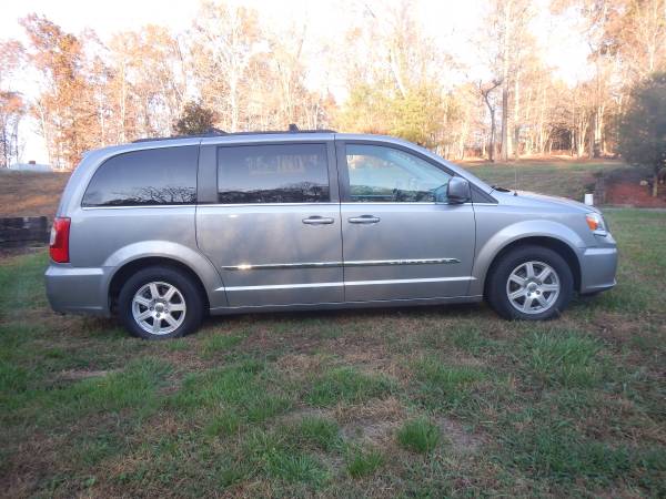 EXCELLENT 2013 CHRYSLER TOWN & COUNTRY FAMILY VAN ALL POPULAR... for sale in Ellijay, GA – photo 17