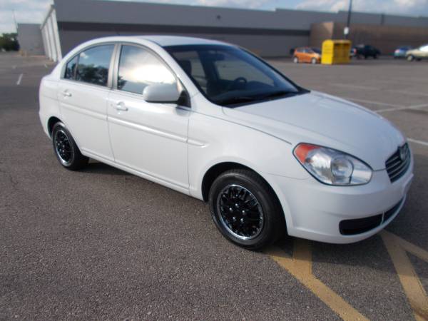 2010 Hyundai Accent for sale in Topeka, KS – photo 2