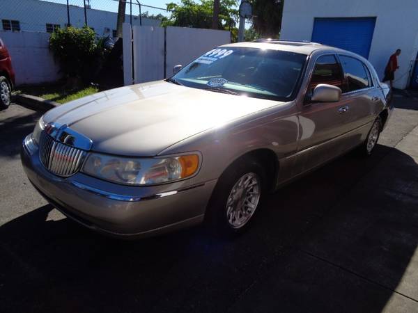 1999 Lincoln Town Car 4dr Sdn Signature - ELDERLY OWNED, GARAGED KEPT for sale in Fort Lauderdale, FL – photo 3