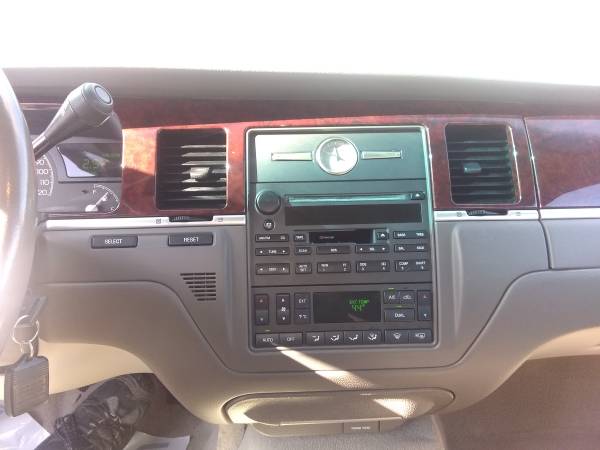 Very Nice, 2004 Lincoln Town Car for sale in Appleton, WI – photo 12