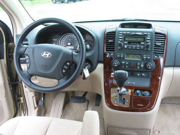 2007 Hyundai Entourage Minivan Leather Interior Fully Loaded - cars for sale in Johnston, IA – photo 2