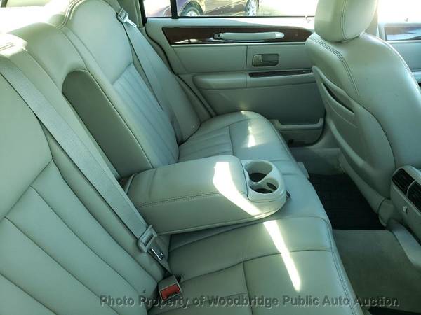 2003 *Lincoln* *Town Car* *4dr Sedan Signature* Silv - cars & trucks... for sale in Woodbridge, District Of Columbia – photo 10