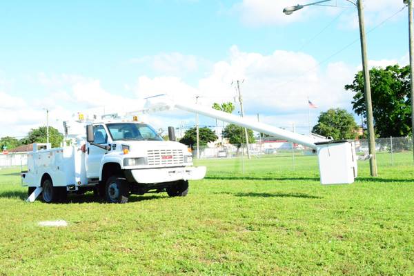 2009 GMC C5500 ALTEC BUCKET TRUCK 4X4 42FT - - by for sale in Hollywood, FL – photo 18