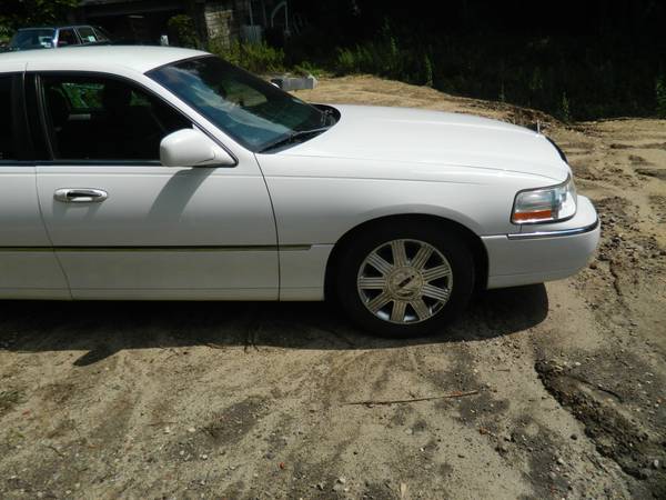 2004 Lincoln Town car - cars & trucks - by owner - vehicle... for sale in Ronkonkoma, NY – photo 4