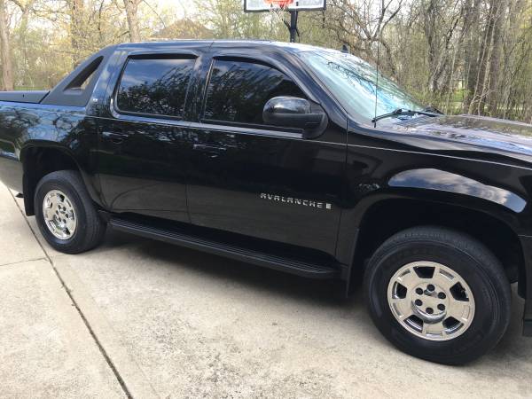 2009 Chevrolet Avalanche LS 4WD - - by dealer for sale in Highland Park, IL – photo 5