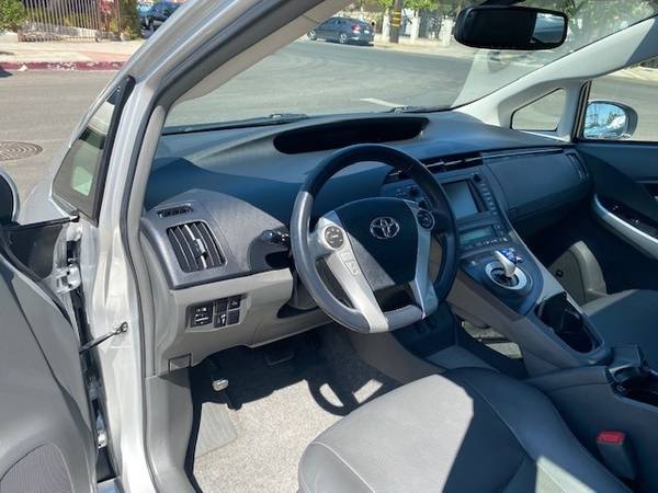 2011 Toyota Prius 5dr HB 5 with (2) 12V pwr outlets - cars & trucks... for sale in North Hollywood, CA – photo 12