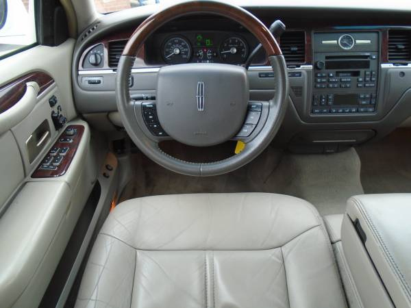 2006 Lincoln Town Car Signature Limited - - by dealer for sale in Bettendorf, IA – photo 6