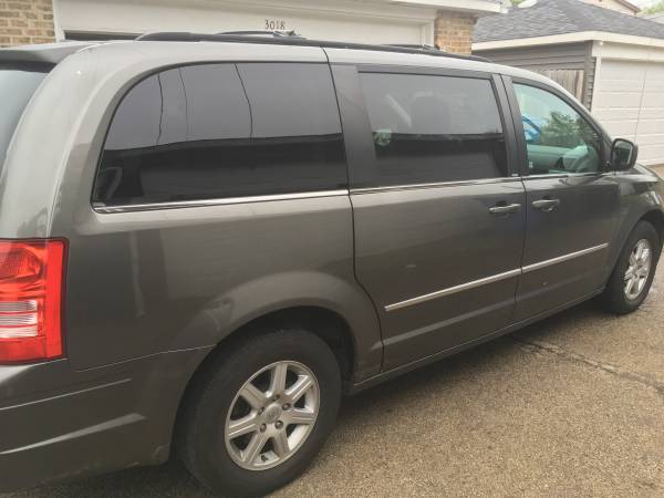 2010 Chrysler Town and Country for sale in Chicago, IL – photo 4