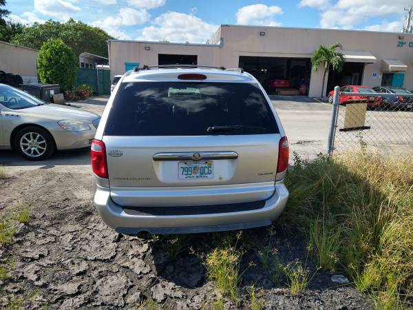 2005 chrysler town and country - cars & trucks - by owner - vehicle... for sale in Deerfield Beach, FL – photo 3