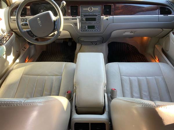 Lincoln town car extremely low miles for sale in Antioch, CA – photo 8