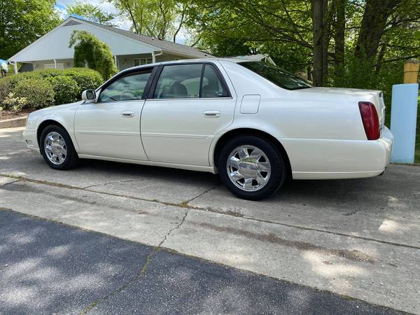 sharp 2001 Cadillac dts SUPER CLEAN NO RUST (pearl white) - cars & for sale in Wauconda, WI – photo 4