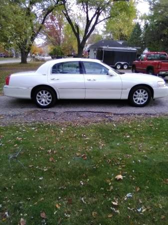 2006 Lincoln Town Car Signature Limited - cars & trucks - by owner -... for sale in Janesville, IL – photo 2