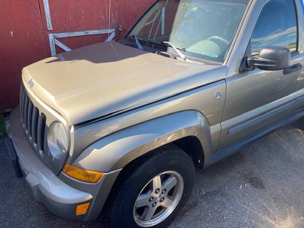 Bad engine needs tow 2005 Jeep liberty for sale in Catonsville, MD – photo 2